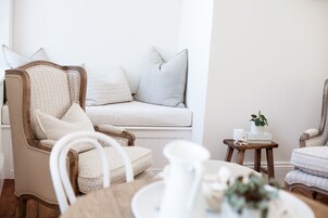 Suite Deluxe, 1 cama de matrimonio, no fumadores | Zona de estar | Smart TV de 55 pulgadas con canales digitales, una televisión