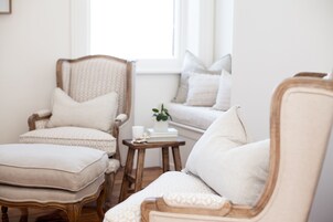 Suite Deluxe, 1 cama de matrimonio, no fumadores | Sala de estar | Smart TV de 55 pulgadas con canales digitales, una televisión