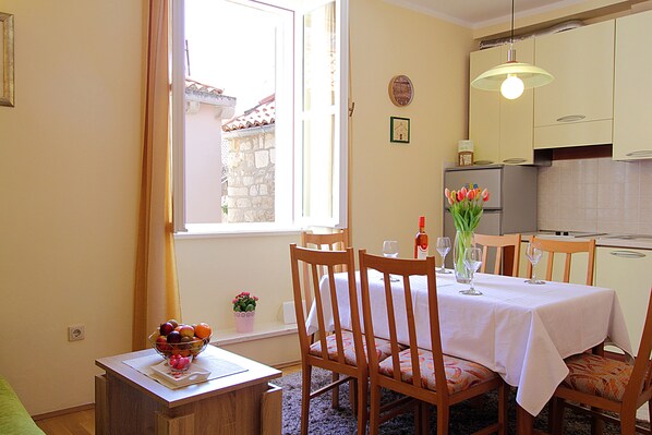 Appartement, 1 chambre (1) | Cuisine privée | Réfrigérateur, surface de cuisson, bouilloire électrique, grille-pain