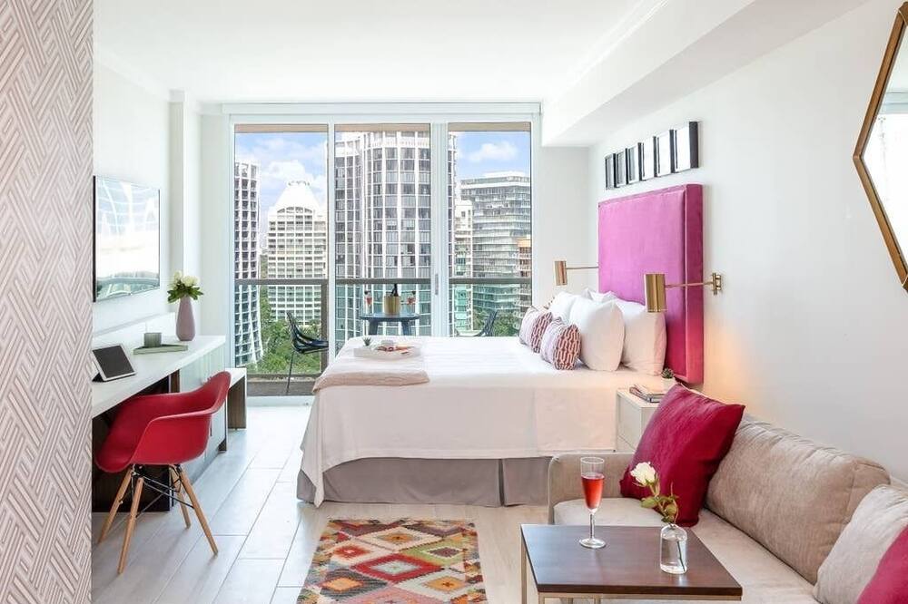 Private Hotel Room, King + futon, Free Parking, Wi-Fi , Pool, Gym.