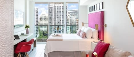 1 sovrum, värdeförvaringsskåp på rummet och skrivbord