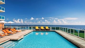 Piscina all'aperto, una piscina riscaldata