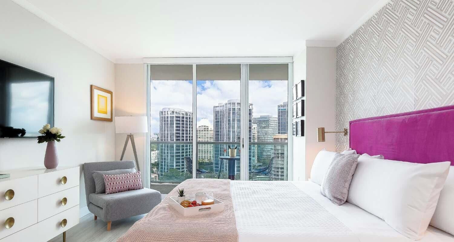 Coffres-forts dans les chambres, fer et planche à repasser