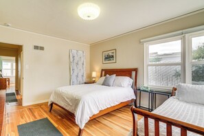 2 Schlafzimmer, laptopgeeigneter Arbeitsplatz, Bügeleisen/Bügelbrett