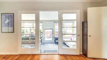 2 bedrooms, laptop workspace, iron/ironing board, internet