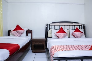 Family Room | Desk, free WiFi, bed sheets
