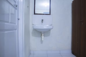 Basic Double Room | Bathroom | Shower