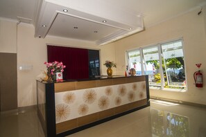 Reception - OYO 1401 Hotel Maya (Kupang)