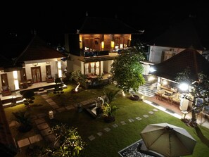 施設の��正面 (日没後)