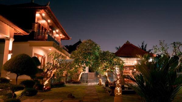 施設の正面 (日没後)