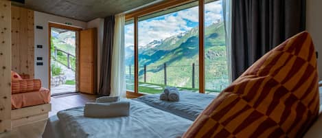 Luxury-Vierbettzimmer, Bergblick | Hochwertige Bettwaren, Daunenbettdecken