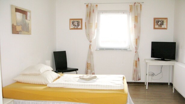 House, Multiple Bedrooms | 8 bedrooms, cribs (free), WiFi (free), bed sheets - Haus-am-Muehlenbach (Stadthagen)