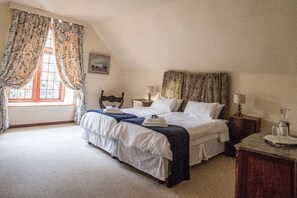 Espacio para trabajar con laptop y tabla de planchar con plancha 