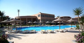 2 piscinas externas, guarda-sóis, espreguiçadeiras