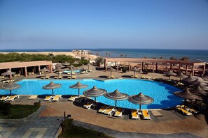 2 つの屋外プ��ール、プール パラソル、サンラウンジャー