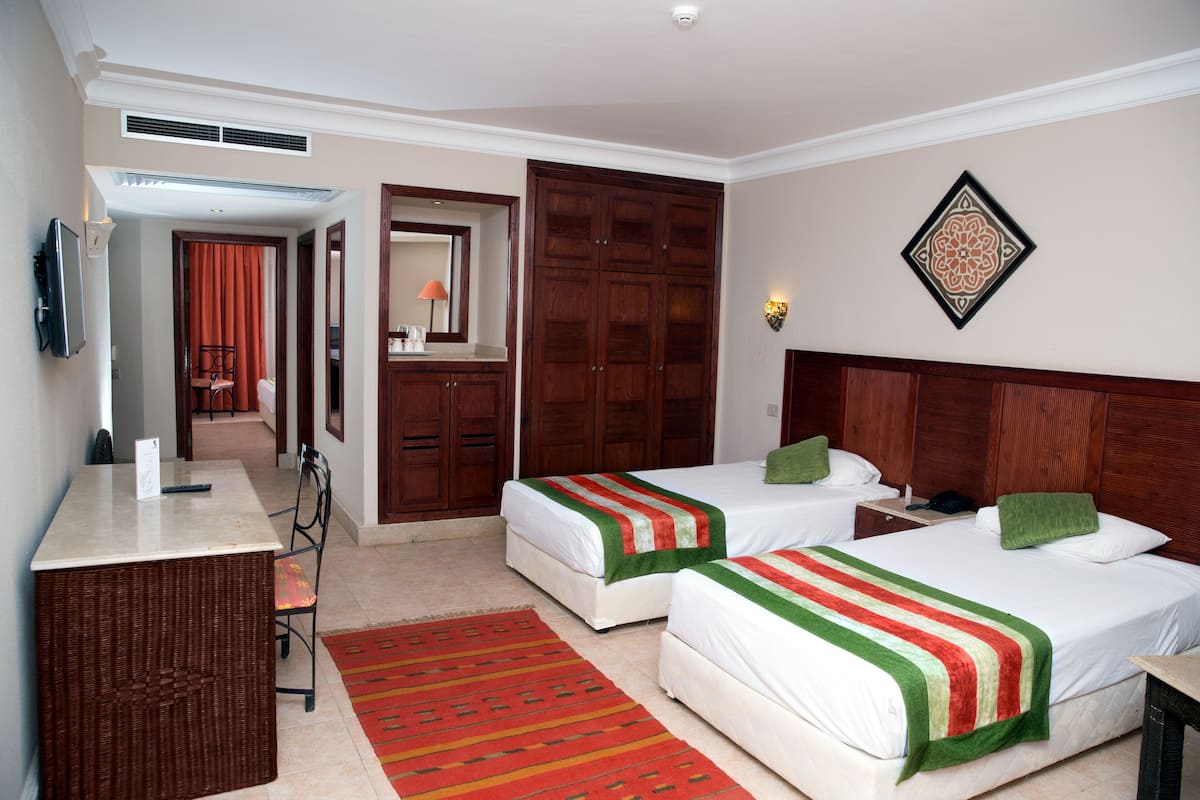 Family Quadruple Room | In-room safe, iron/ironing board, free cribs/infant beds, bed sheets