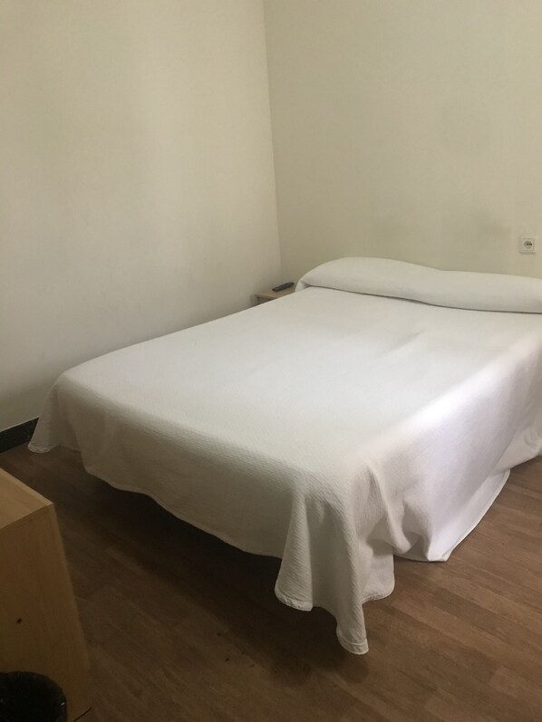 Double Room, Private Bathroom | Free WiFi, bed sheets - Hostel Turistic Castell (Barcelona)