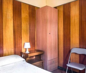 Double Room, Shared Bathroom | Free WiFi, bed sheets - Hostel Turistic Castell (Barcelona)