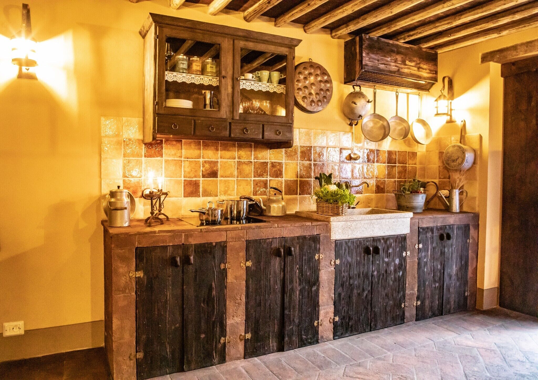 Jääkaappi, mikroaaltouuni, liesi, astianpesukone