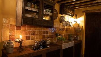 Frigorifero, microonde, piano cottura, lavastoviglie