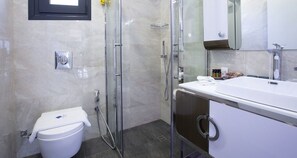 Superior Villa, Private Pool, Sea View | Bathroom | Free toiletries, hair dryer, bathrobes, towels - Villa Del Mar (Lefkada)