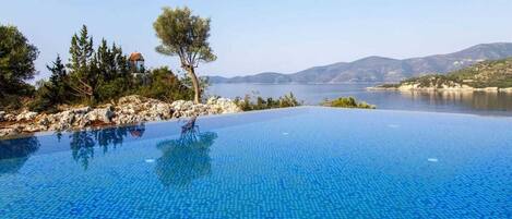 Een seizoensgebonden buitenzwembad en parasols bij het zwembad