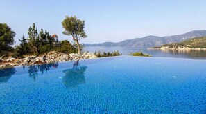 Seasonal outdoor pool, pool umbrellas, pool loungers - Villa Del Mar (Lefkada)