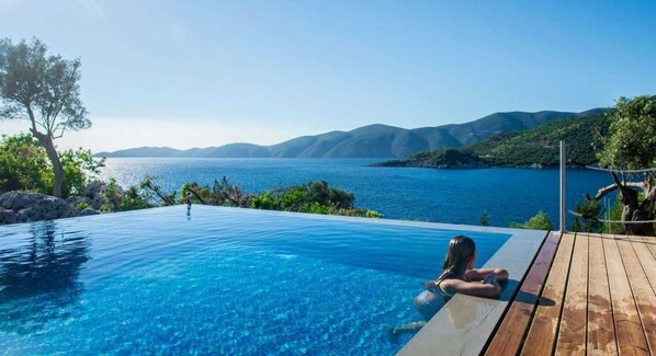 Seasonal outdoor pool, pool umbrellas, pool loungers - Villa Del Mar (Lefkada)