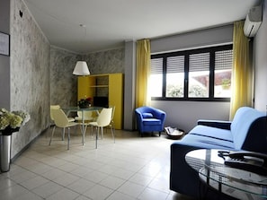 Appartement Deluxe | Aire de séjour | Téléviseur de 32 po avec télévision numérique