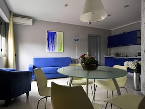 Appartement Deluxe | Coin séjour | Télévision de 32 pouces avec chaînes numériques