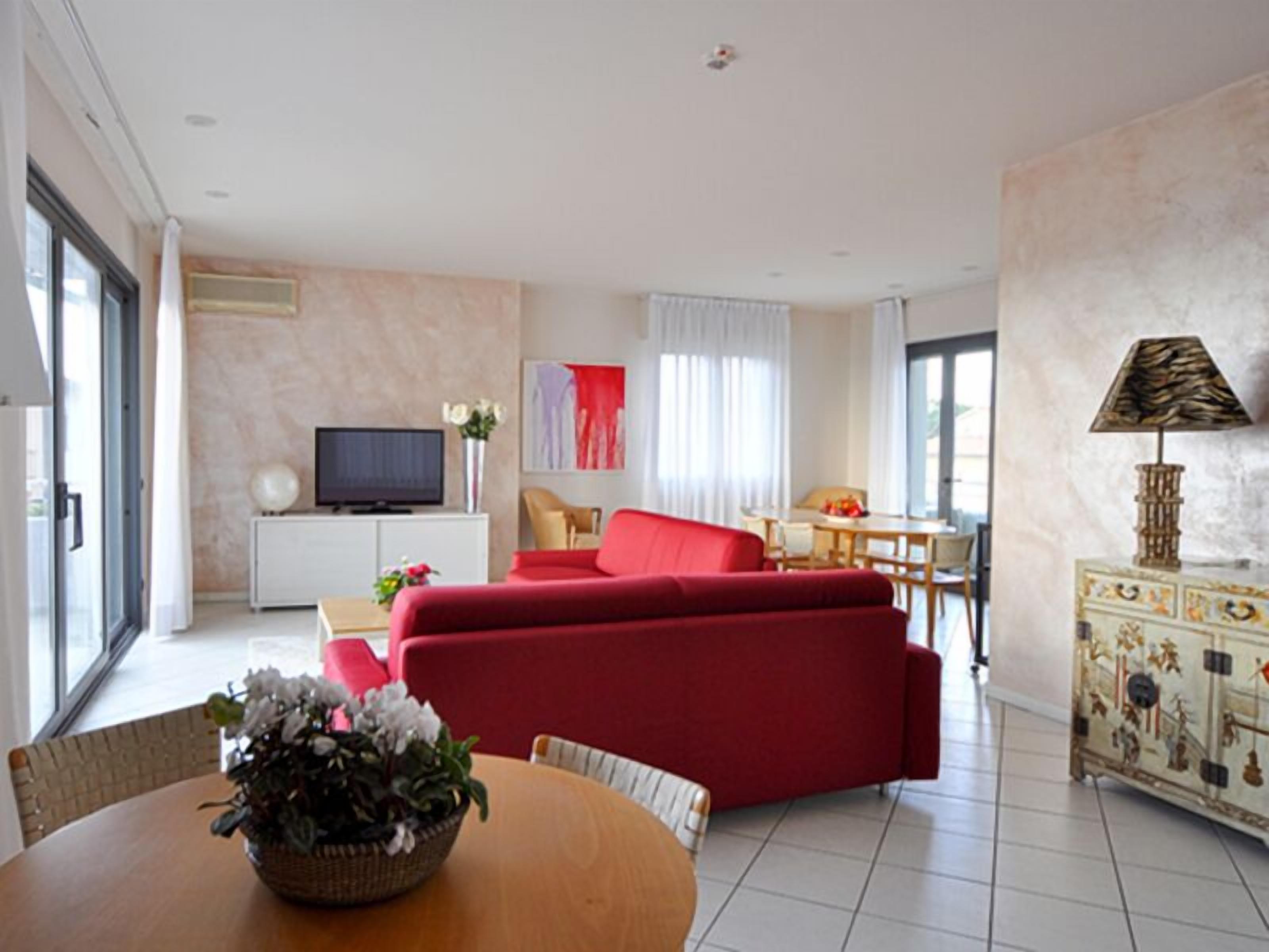 Luxury Apartment | Ruang tamu | 32 inci televisyen dengan digital 