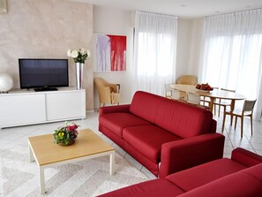 Luxury Apartment | Living area | 32-inch TV with digital channels - Le Residenze Del Gallo D'oro (Pietrasanta)