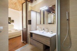 Douche, sèche-cheveux, bidet, serviettes fournies
