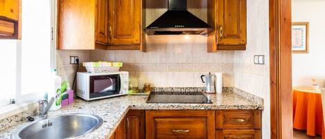 Kühlschrank, Mikrowelle, Wasserkocher mit Kaffee-/Teezubehör, Toaster