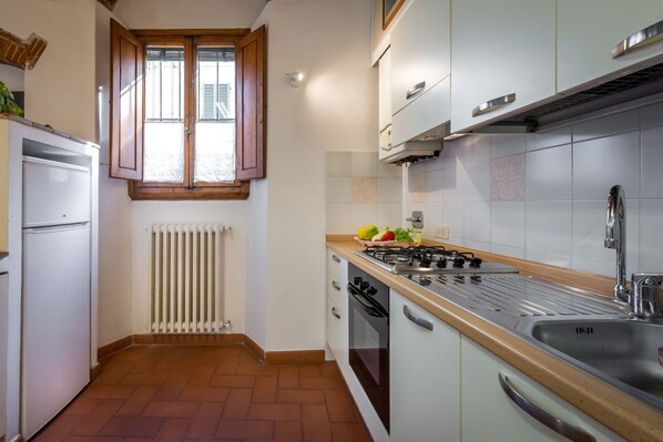 Kühlschrank, Ofen, Herdplatte, Kochgeschirr/Geschirr/Besteck