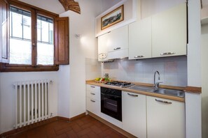 Frigorifero, forno, piano cottura, pentole/stoviglie/utensili