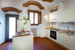 Frigorifero, forno, piano cottura, pentole/stoviglie/utensili