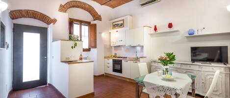 Kjøleskap, ovn, kokeplater og kjøkkenutstyr