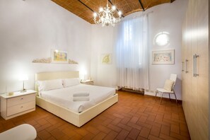 1 habitación, tabla de planchar con plancha y ropa de cama 