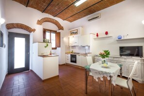 Refrigerador, horno, parrilla de estufa y utensilios de cocina 