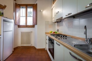 Refrigerador, horno, parrilla de estufa y utensilios de cocina 