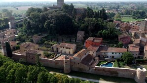 A fortified town with historic buildings, a tower, and a moat. - Apt. LA TORRE - "Manor of Brunelleschi" Medieval Apartments Resort (Vicopisano)