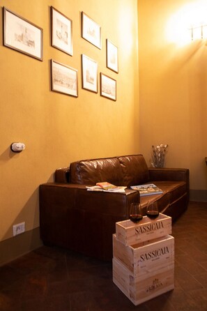 Interior - Apt. LA TORRE - "Manor of Brunelleschi" Medieval Apartments Resort (Vicopisano)