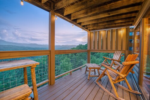 Don't miss the Breathtaking Views from this Cabin