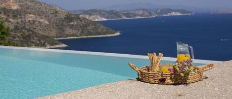 Außenpool (je nach Saison geöffnet), Liegestühle