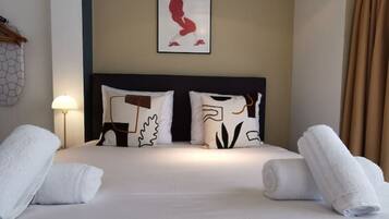 1 chambre, bureau, fer et planche à repasser, lit parapluie