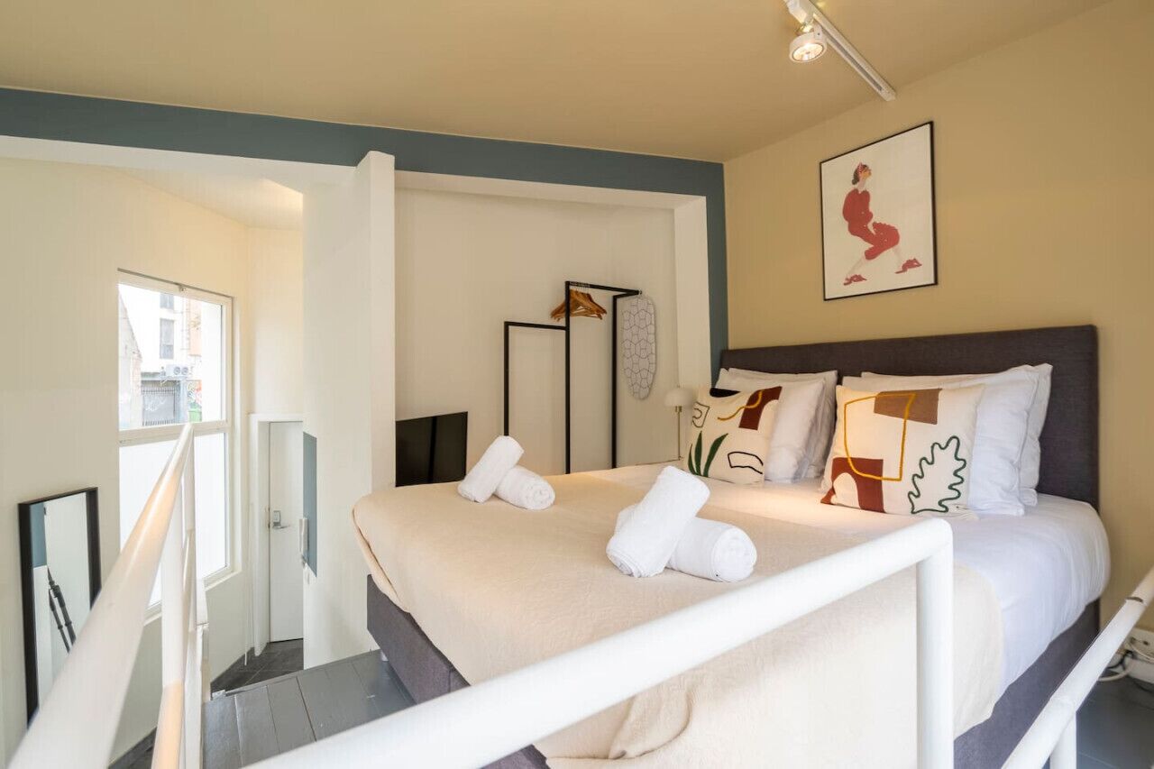 1 chambre, bureau, fer et planche à repasser, lit parapluie