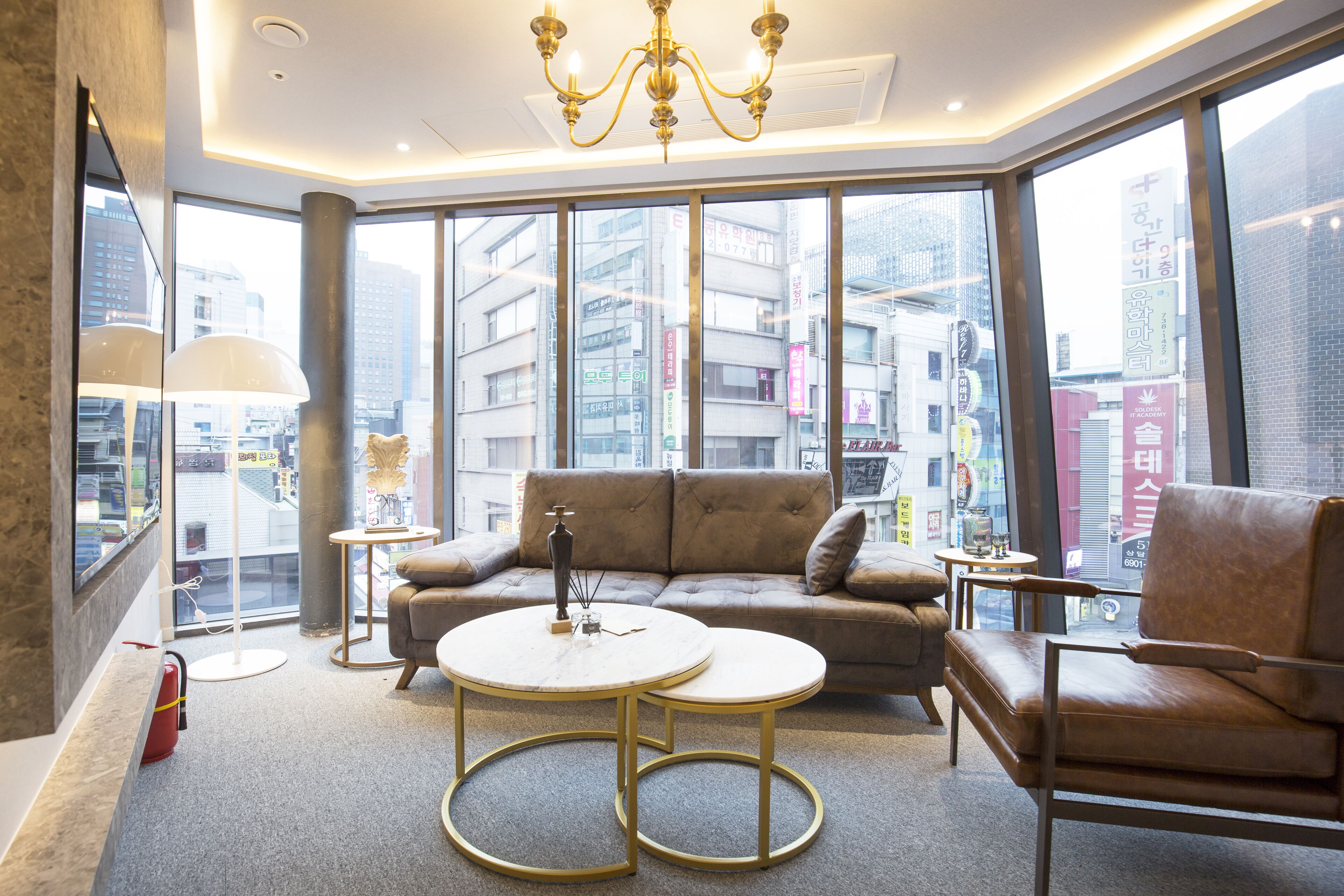 Main Building Suite (Randomly Selected) | Khu phòng khách | TV màn hình phẳng 43-inch có truyền hình cáp, Netflix, dịch vụ stream 