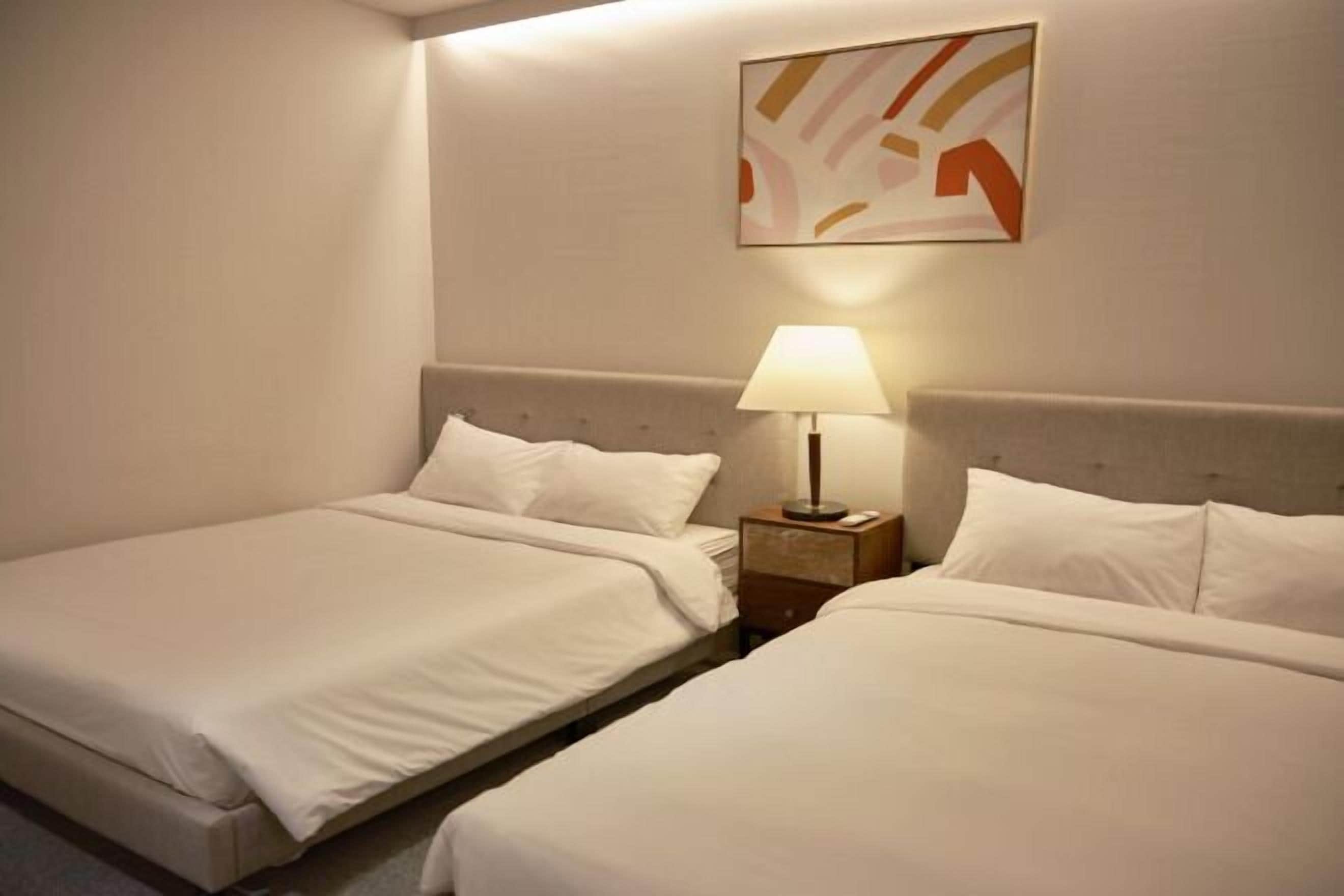 笔记本电脑工作区、遮光窗帘、熨斗/熨板、免费 WiFi