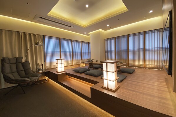 Annex Building Maru Suite (Randomly Selected) | Espacio para trabajar con laptop y cortinas blackout